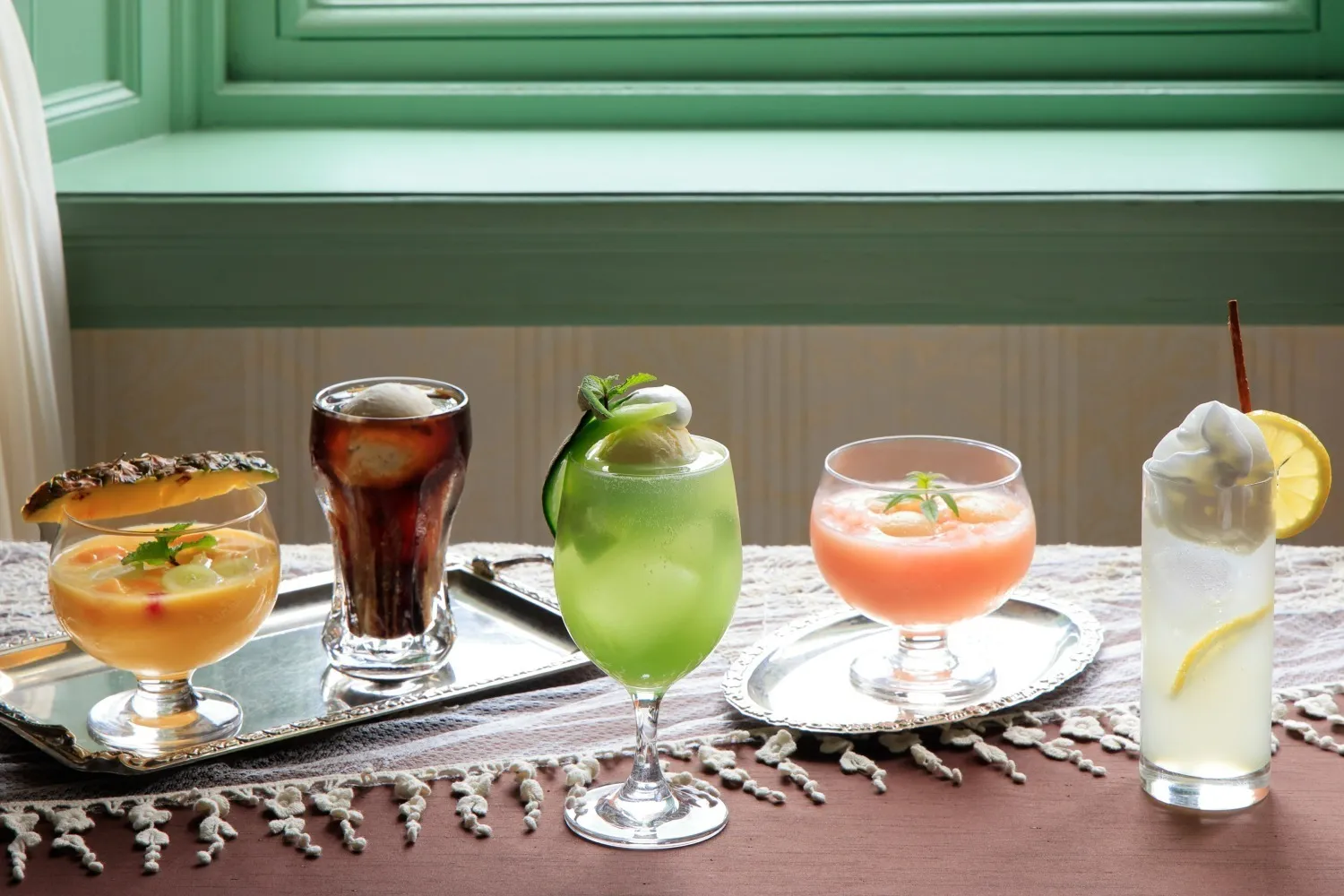 京都・長楽館「昭和レトロ喫茶」テーマの夏ドリンク、メロンクリームソーダやミックスジュースなど - ファッションプレス