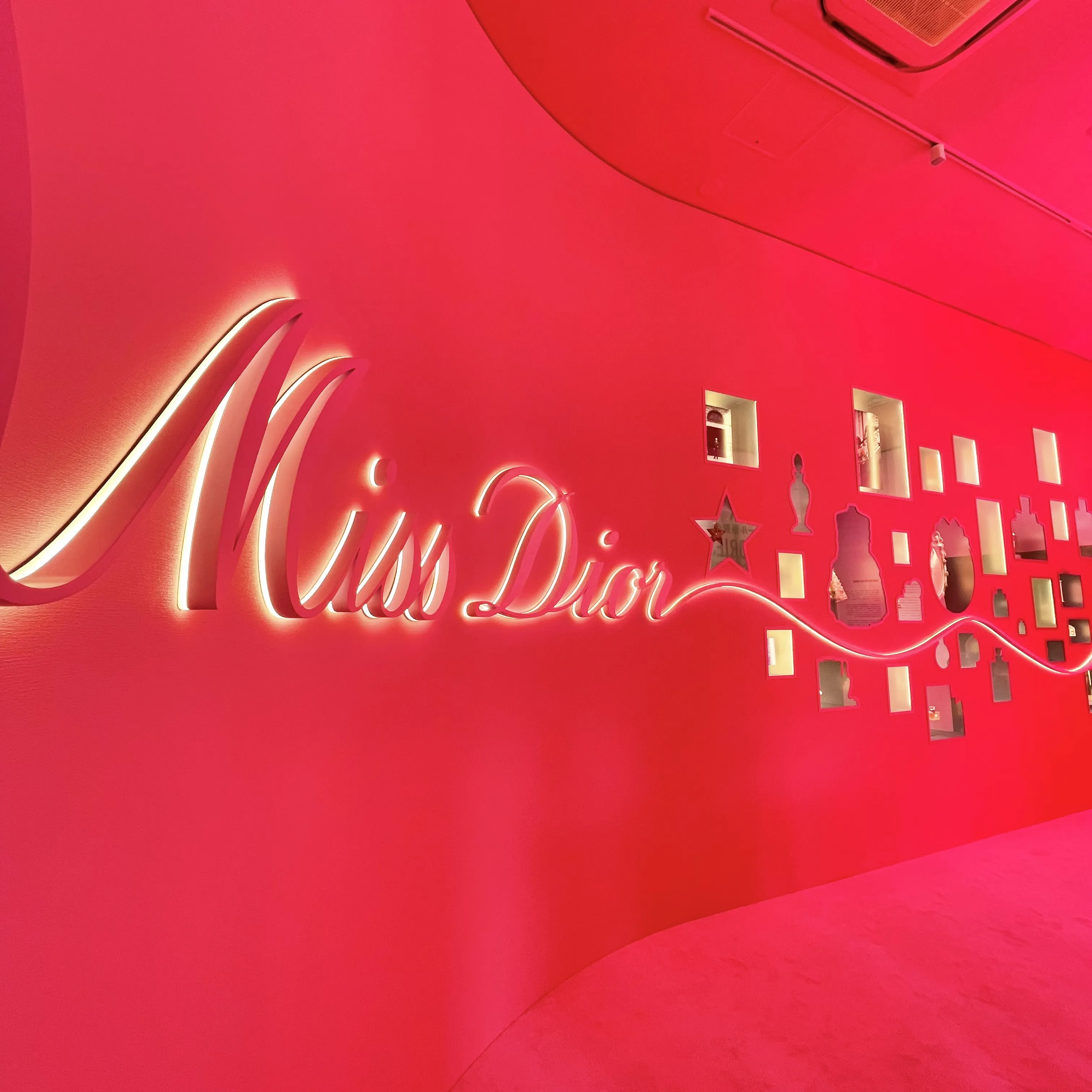 【ミス ディオール展覧会】初日に行ってきた！《ミス ディオール》の世界観と香りに包まれた美しい空間