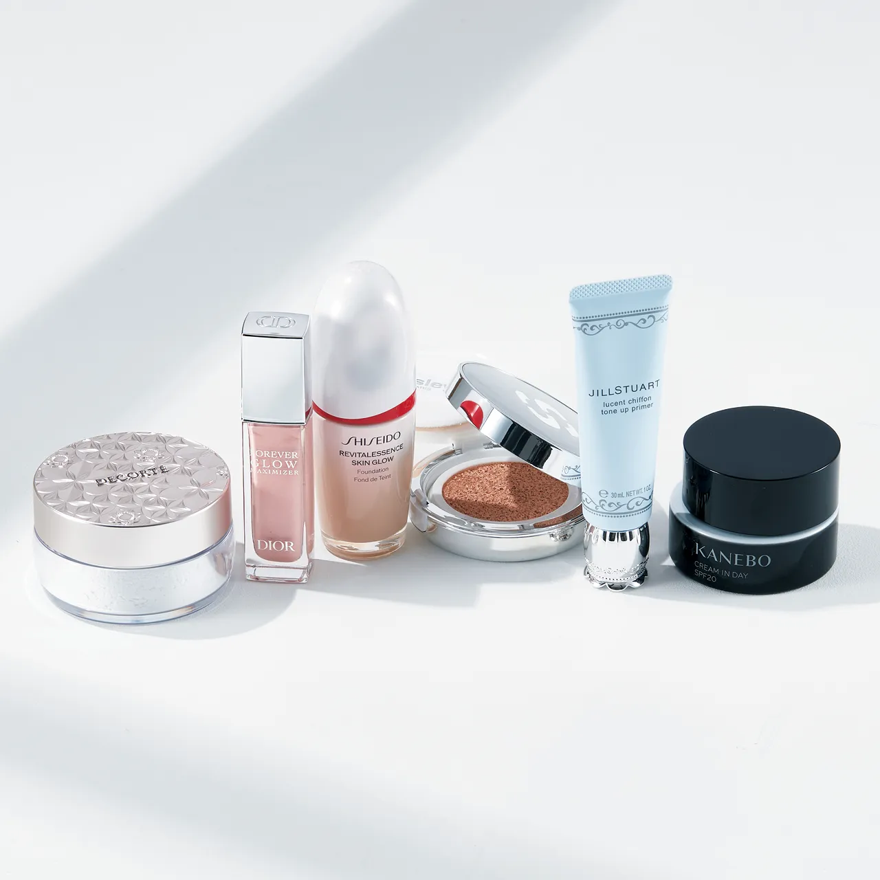神崎恵さんが選ぶベースメイク名品6選。『SHISEIDO』のファンデ、『コスメデコルテ』のパウダーなど