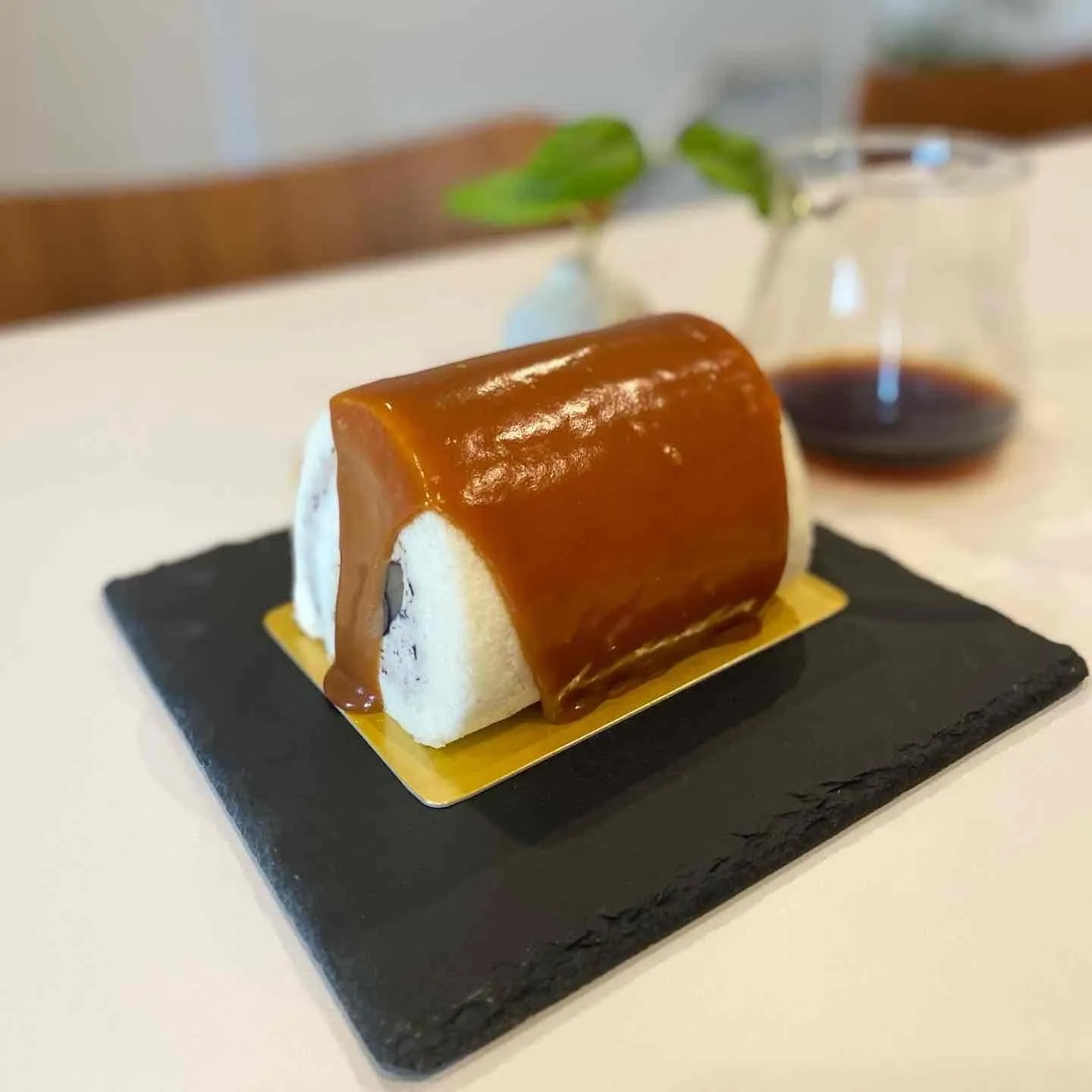 【お取り寄せスイーツ】“アリンコロールケーキ”知ってる？常陸大黒豆のプレミアム塩キャラメルロールをご紹介